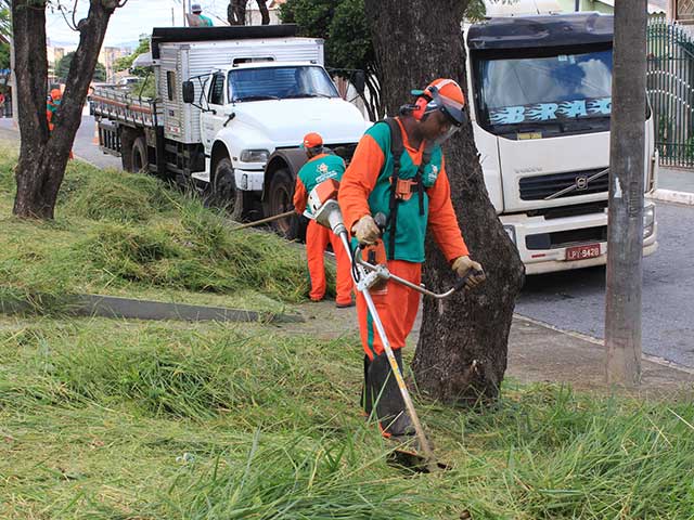 PREFEITURA REALIZA LIMPEZA URBANA NA REGIONAL SEDE