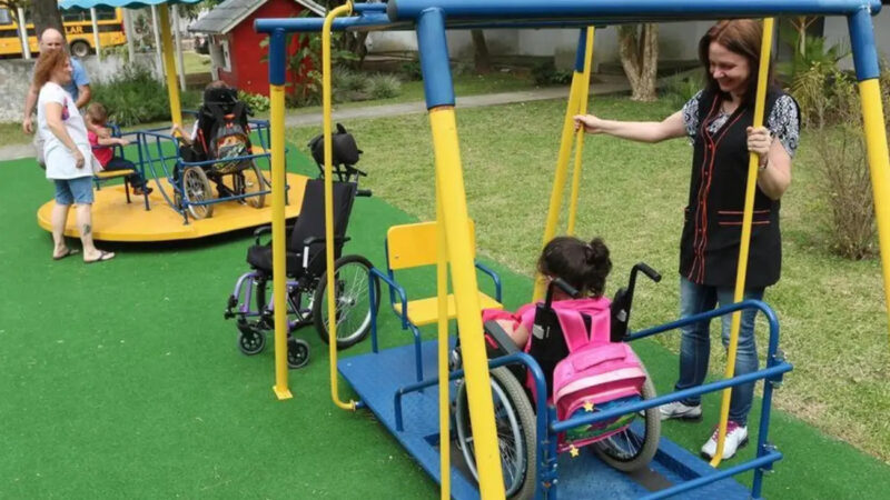 Alex Chiodi propõe brinquedos para crianças deficientes em parques e praças de Contagem