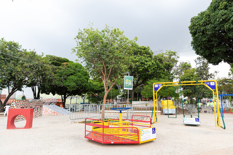 Praça da Glória recebe brinquedos para crianças com deficiência