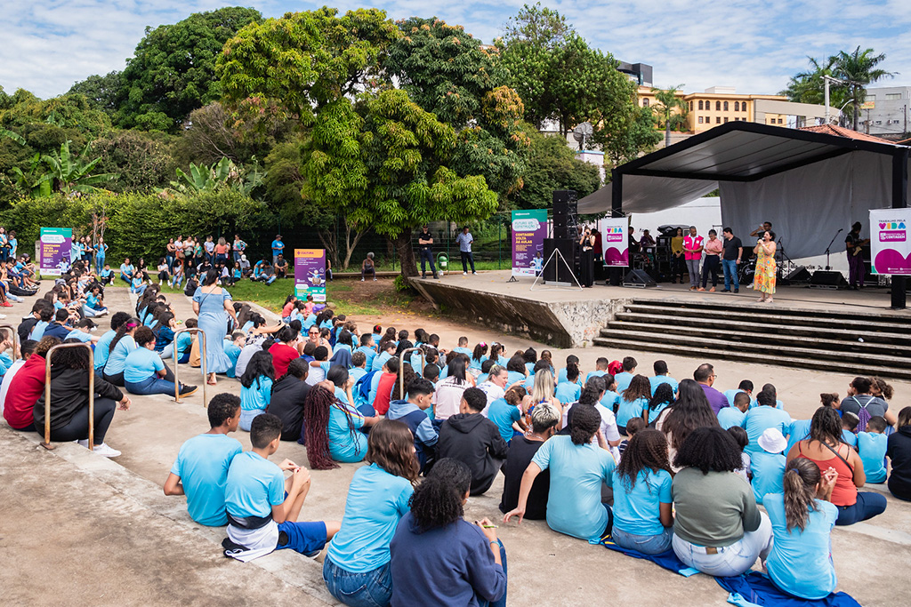 Volta às Aulas em Contagem é marcada por apresentação teatral e musical