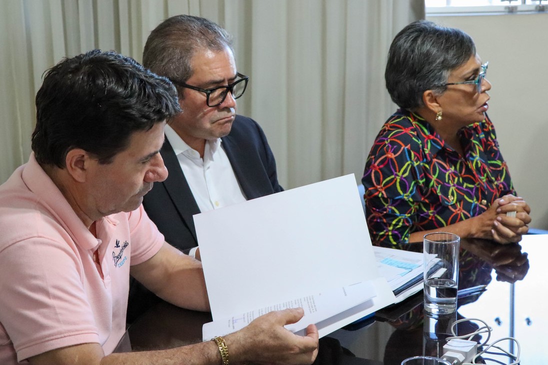 Alex Chiodi recebe projeto de reajuste salarial de servidores municipais