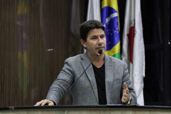 Alex Chiodi propõe atendimento psicológico para gestantes e alunos da rede municipal