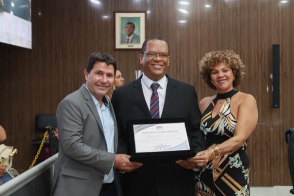 Alex Chiodi entrega títulos de Cidadania Honorária e Mérito Educacional