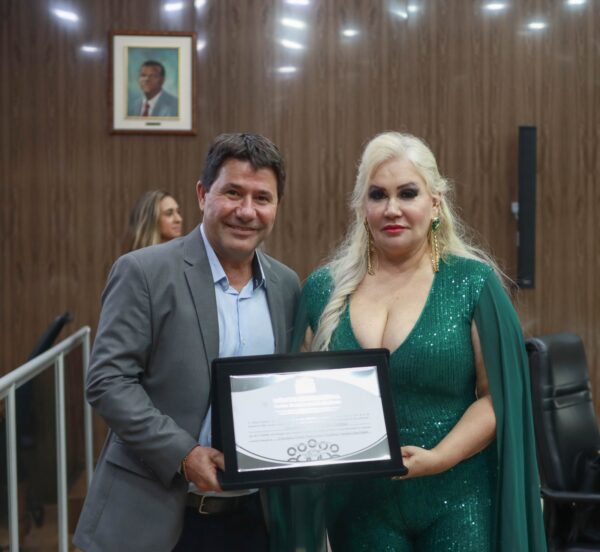 Alex Chiodi entrega títulos de Cidadania Honorária e Mérito Educacional