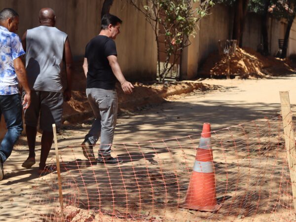 Alex Chiodi fiscaliza obras de drenagem e pavimentação de ruas no Solar do Madeira