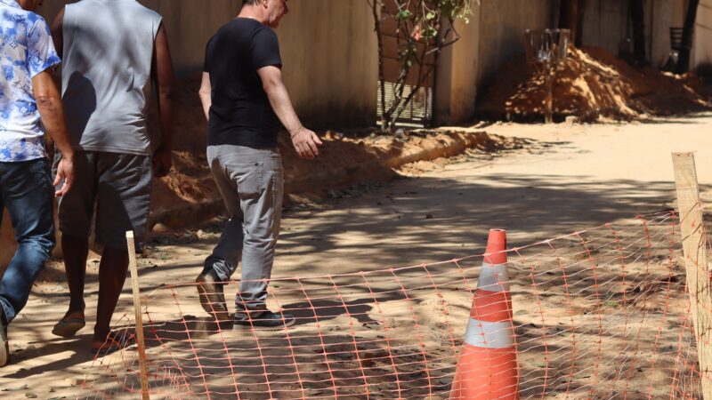 Alex Chiodi fiscaliza obras de drenagem e pavimentação de ruas no Solar do Madeira